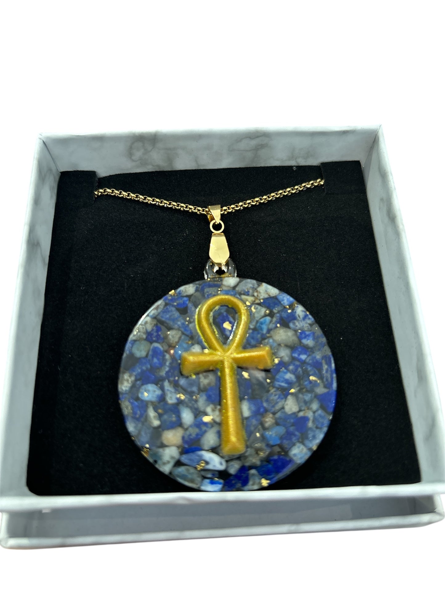 Pendentif en Orgonite Lapis-lazuli et chaîne en acier inoxydable.